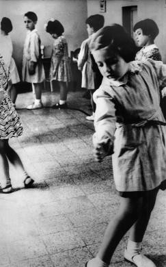 Passi di danza. Scuola  materna del Giardino di Palazzo Gerini a Metodo Montessori, Firenze, 1951, CC BY-NC-SA