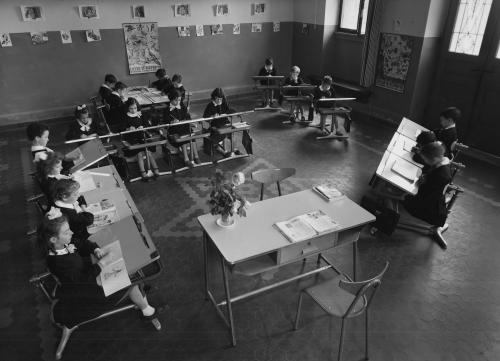 Arredo scolastico in una classe degli anni Cinquanta, Vicenza, 1950 circa, CC BY-NC-SA