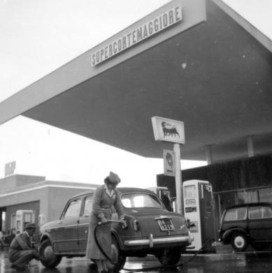 Stazione di servizio Brindisi, anni Sessanta, CC BY-SA
