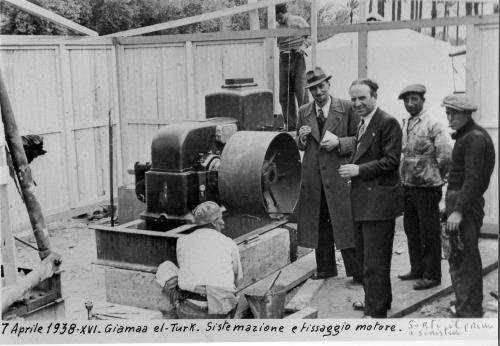 Il pioniere Raimondo Sarti in un campo di lavoro a Giamaa El Turk, Libia, 1938, CC BY-SA