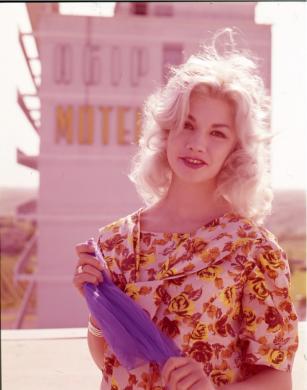 L’attrice australiana Anne White, al motel Agip di Roma, anni Sessanta, CC BY-SA