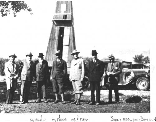 Carlo Zanmatti e un gruppo di pionieri Agip di fronte al pozzo Bivona 1, Sicilia, post 1930, CC BY-SA