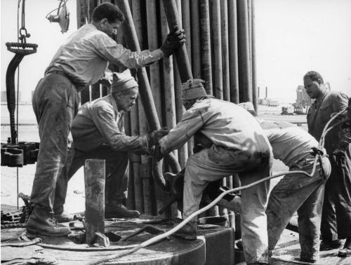 Perforazione e produzione in Egitto, Abu Rudeis, South Sinai, 1966, CC BY-SA