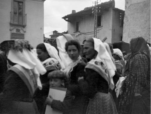 Pratola Peligna, procession for the Madonna della Libera, [1909] Thomas Ashby Collection, ta-XXIX.083, CC BY-SA
