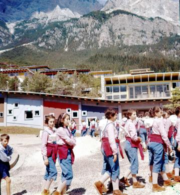 Figlie dei dipendenti nella colonia Eni di Corte di Cadore, post 1959, CC BY-SA