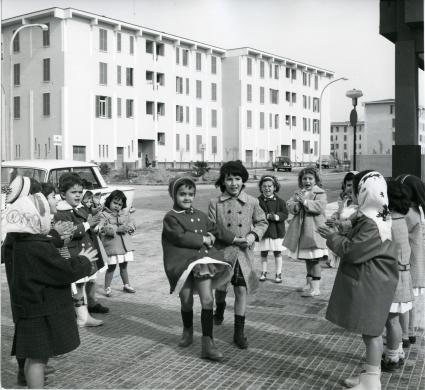 Renato Ottria, Bambini nel quartiere residenziale Anic di Gela, 05/1964, CC BY-SA