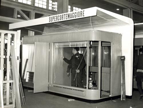 Costruzione struttura di un chiosco modello Bacciocchi nello stabilimento Nuovo Pignone, Firenze , post 1950, CC BY-SA