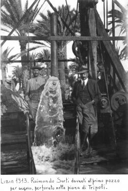 Il pioniere Raimondo Sarti di fonte a un pozzo acqua Tripoli, Libia, 1913, CC BY-SA