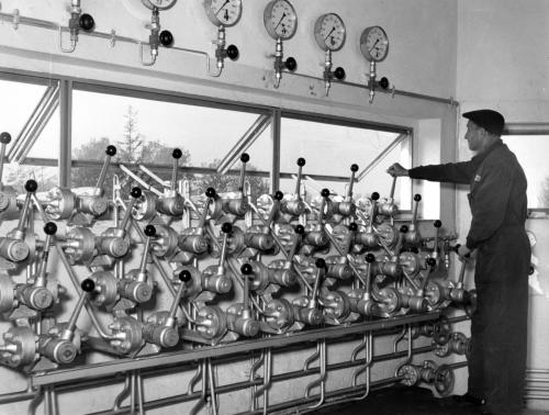 Centrale di compressione del metano per l’autotrazione a San Donato Milanese, 1954, CC BY-SA
