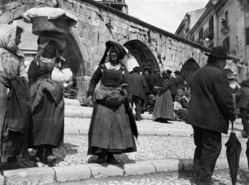 Sulmona, market in Piazza Garibaldi, formerly Piazza Maggiore, [1909] Thomas Ashby Collection, ta-XXX.022, CC BY-SA