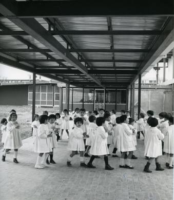Renato Ottria, Bambini a scuola nel quartiere residenziale Anic di Gela, 05/1964, CC BY-SA