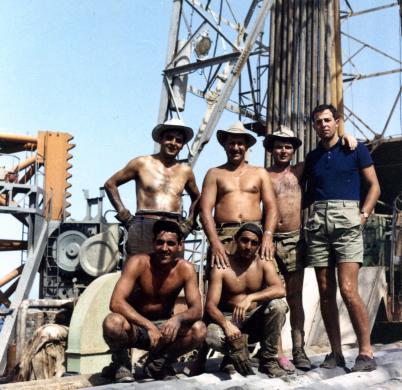 Gruppo di tecnici Agip di fronte a un pozzo esplorativo nelle acque del Golfo Persico, 1962, CC BY-SA