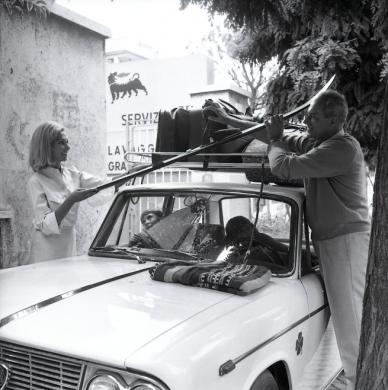 Famiglia in partenza per la montagna ad una stazione di servizio, post 1960, CC BY-SA