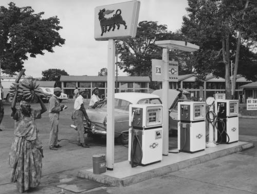 Stazione di servizio in Africa, anni Sessanta, CC BY-SA