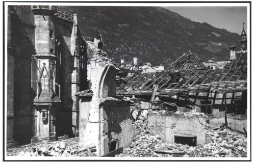 Cori, the temple of Hercules with two soldiers, a civilian and a child, between 1944 and 1946 John Bryan Ward-Perkins Collection, War Damage Series, wpwar-0219, CC BY-SA