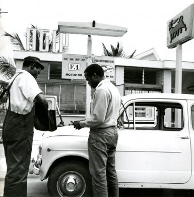 Stazione di servizio Agip in Congo, anni Sessanta, CC BY-SA