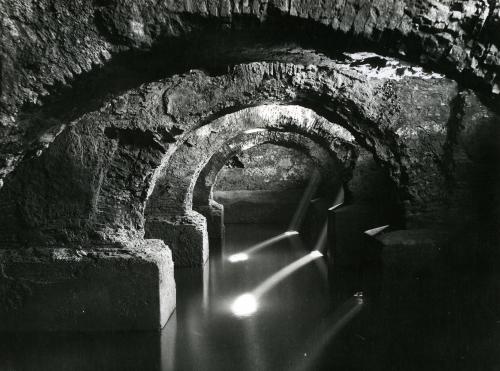 Esther Boise Van Deman (1862-1937), Albano, cisterna dei Castra Albana sul lago omonimo (1901-1937), post 1901, stampa all’albumina, CC BY-SA