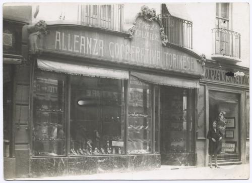 Torino, via Milano, negozio di calzature, anni Trenta-Cinquanta, CC BY-NC-ND