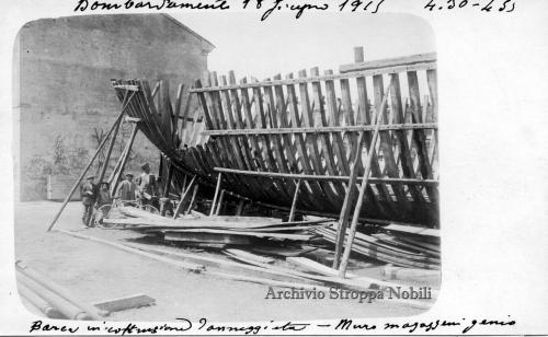 Danni ad una barca in costruzione al porto di Pesaro, dopo il cannoneggiamento da parte di navi austriache, 18/06/1915, CC BY-SA