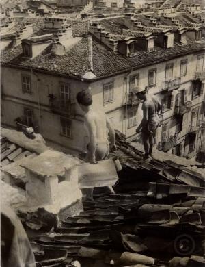 Operai edili sopra i tetti di Torino,  luglio 1963, CC BY-NC-ND