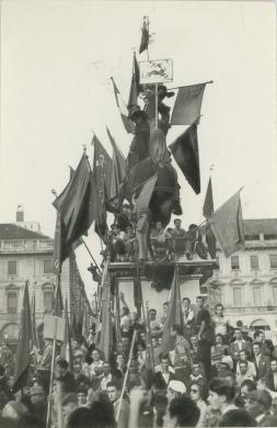 La piazza piena durante un comizio in piazza San Carlo, Torino 1950, CC BY-NC-ND