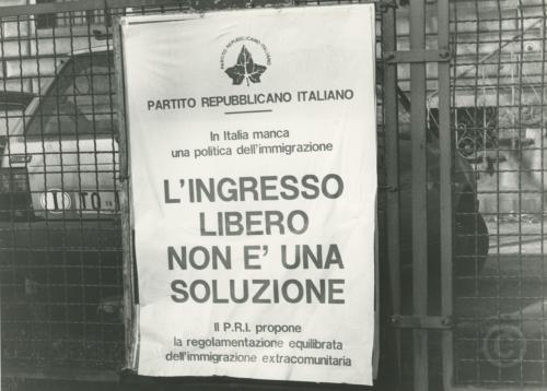 Politiche dell'immigrazione. Manifesto del PRI (Partito Repubblicano Italiano) contro l'ingresso libero degli immigrati , Torino 1990, CC BY-NC-ND