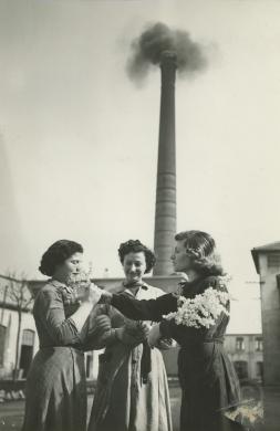 Festa della donna allo stabilimento Mazzonis in corso Svizzera, Torino 8 marzo 1949, CC BY-NC-ND