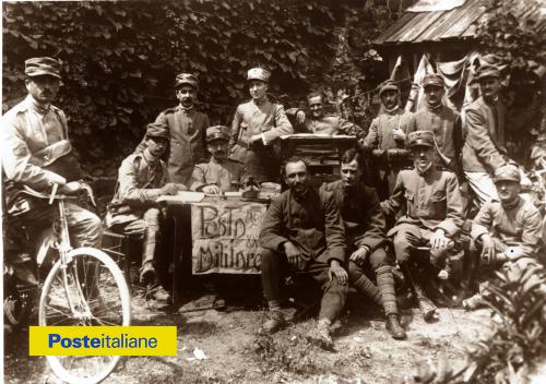 1916. I componenti di uno degli uffici di posta militare che seguivano le truppe al fronte durante la Grande Guerra, CC BY-NC-ND