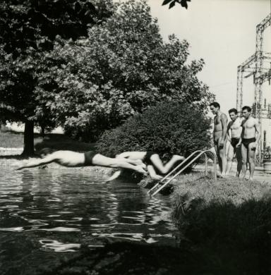 Ferrari, Adolfo, Piscina all'aperto del Dopolavoro AEM presso la ricevitrice nord di Precotto, 14/06/1959, CC BY-NC-ND
