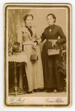 La maestra Clémentine Bonnet a sinistra, CC BY-SA