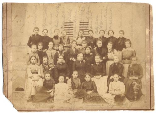 Gruppo di allieve del Pensionnat di Torre Pellice, 1889, CC BY-SA