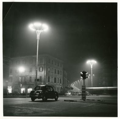 Moreschi, Paolo, Illuminazione pubblica all'incrocio di corso di Porta Romana e via Emilio Caldara, 12/10/1955, CC BY-NC-ND