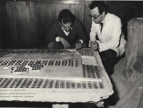 Mogavero, Giovanni, Salerno, restauro di una lastra di marmo del Duomo, 24/04/1985, CC BY-SA