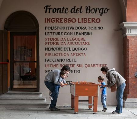 Botta, Federico, Sotto il porticato d’ingresso: l’entrata di Fronte del Borgo, lo spazio della Scuola Holden dedicato alle attività di  quartiere, post 2013, fotografia digitale, CC BY-NC-ND