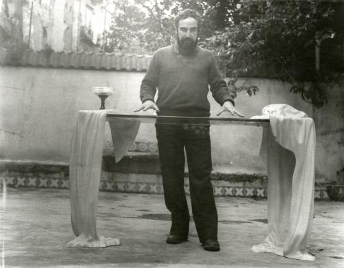 Annibale Oste con la consolle, 1983, Gelatina ai sali d'argento, CC BY-NC-SA
