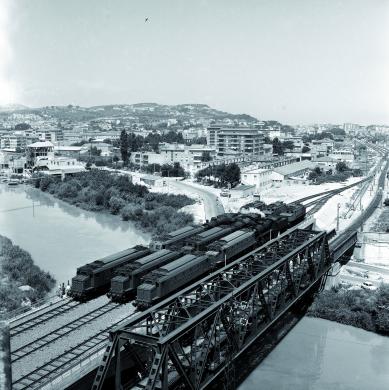 Fototeca Centrale FS, Prove di carico sul nuovo ponte sul fiume Pescara, 1969, CC BY-NC-ND