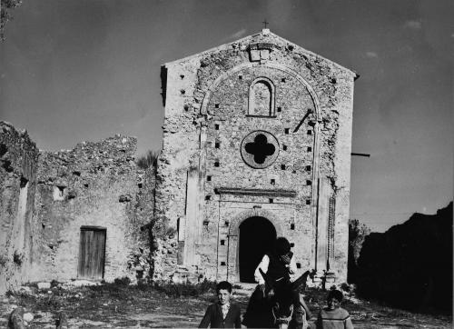 Studio Moascariello, Ruderi della Chiesa dell’Addolorata a Belcastro, gelatina ai sali d'argento, CC BY-NC-ND