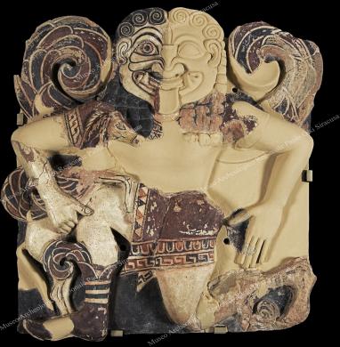 Archivio fotografico Museo archeologico reg. Paolo Orsi SR - Gallitto G., Lastra a rilievo con Gorgone nell’atteggiamento della “corsa in ginocchio”. Da Siracusa, via Minerva, area dell’Athenaion (scavi 1913-1914) Fine VII sec.- inizi VI sec. a.C., Fotografia d'interni, CC BY-NC-ND