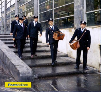 Portalettere che escono dal Palazzo delle Poste e Telegrafi di via Taranto a Roma (1975), CC BY-NC-ND