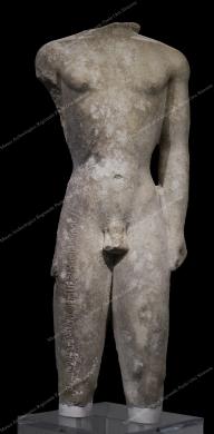 Museo Archeologico Regionale Paolo Orsi di Siracusa, Statua funeraria di kouros, Megara Hyblaea - necropoli sud, metà VI sec. a.C., Fotografia d'interni, CC BY-NC-ND