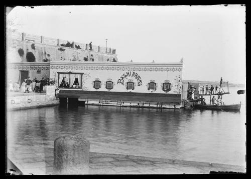Anonimo, Siracusa - Villini Foro Italico - Porto Grande - Bagni Aretusa, 1900 circa, Lastra vetro cm 9 x 12 gelatina bromuro d'argento - negativo, CC BY-SA
