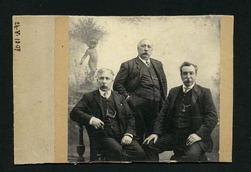 Alessandro Leone, Ritratto dei fratelli Alessandro, Tommaso e Pietro Leone -fotografi siciliani titolari di altrettanti studi, rispettivamente a Trapani, Siracusa e Caltanissetta., ante 1910, Stampa ai sali d'argento da negativo su lastra, CC BY-SA