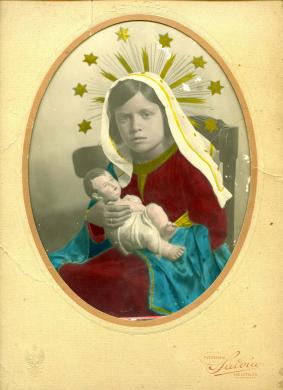 Studio Fotografico Savoia - San Cataldo (Caltanissetta), Fotografia a privati - Giovane ragazza nelle vesti di Madonna con Bambino., 1950 circa, Stampa ai sali d'argento colorata a mano, CC BY-SA