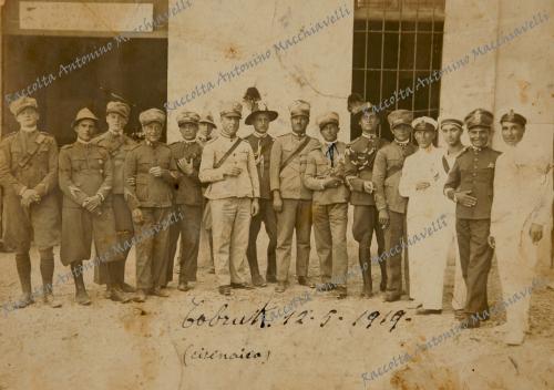 Anonimo, Libia, Cirenaica, Tobruk. Gruppo di militari fra cui Antonino Macchiavelli (indicato con la freccia), 12/05/1919, Materia: carta - Tecnia: stampa all'albumina, CC BY-NC-ND