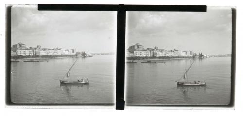 Anonimo, Siracusa - veduta di Ortigia e del Porto Grande, 1930 circa, Stereoscopia - diapositiva su vetro, CC BY-SA