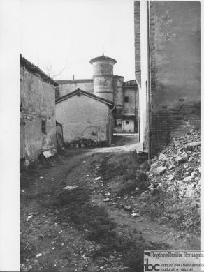 Vittorio Degli Esposti, Ozzano dell'Emilia, Olmatello, nucleo con torre circolare del 1600, 1985 circa, positivo alla gelatina a sviluppo, CC BY-SA