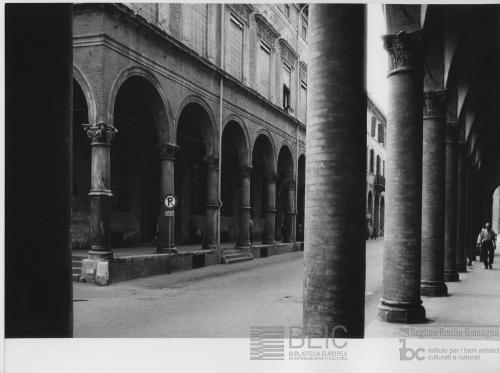 Paolo Monti, Bologna, via Galliera, portici, 1969 circa, positivo alla gelatina a sviluppo, CC BY-NC-SA