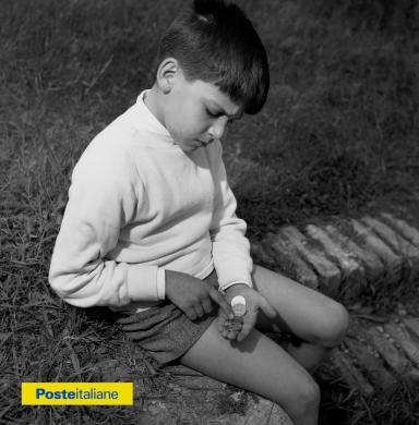 1958. Un bambino conta le monete nel palmo della sua mano, CC BY-NC-ND