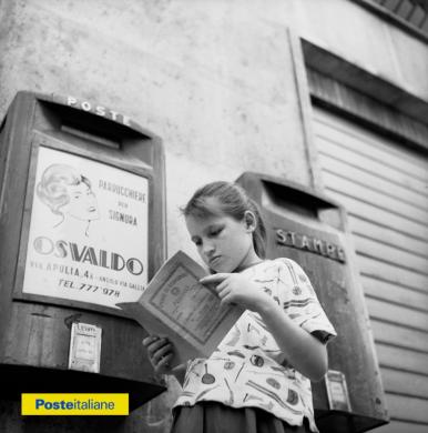 1960. Una bambina con il Libretto di Risparmio Postale davanti ad una cassetta delle lettere, CC BY-NC-ND