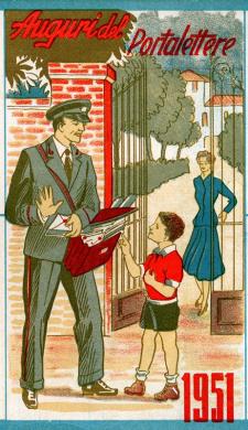 1951. È un bambino a correre liberamente incontro al portalettere fuori dal cancello di casa, chiedendo di ricevere la lettera. In un’Italia provata da due conflitti mondiali, dove forse non è così scontata la presenza di un capofamiglia in casa, un bambino si assume il compito di ricevere la posta, mentre la mamma, meno sorridente di quella del 1934, resta in attesa all’interno del cortile., CC BY-NC-ND